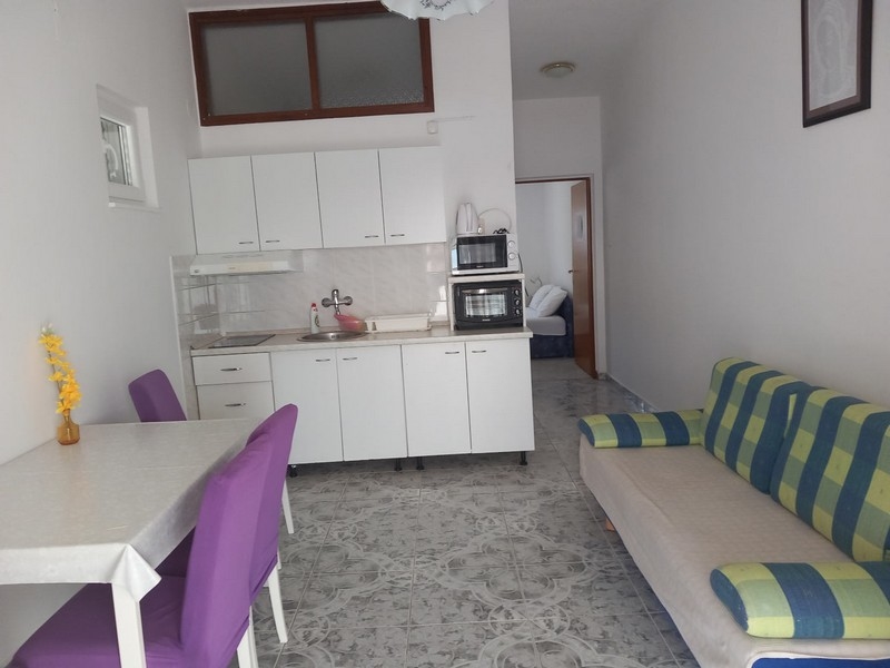 Kuchnia z salonem i balkonem w Kustici, wyspa Pag - Zatoka Kvarner