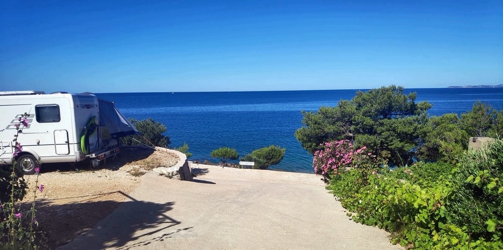 Widok na morze z działki domu H2634, który jest na sprzedaż w Chorwacji w pierwszym rzędzie do morza.