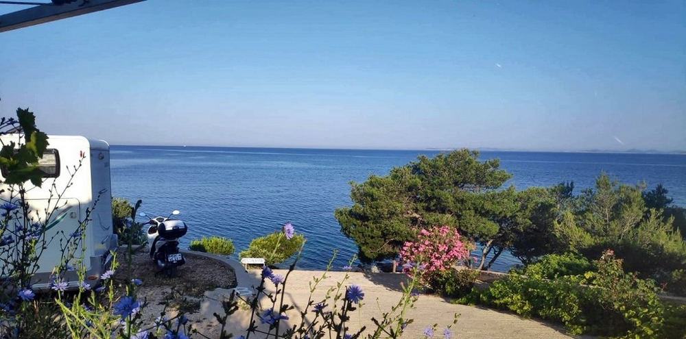 Widok na morze z domu H2634 w Primosten, Chorwacja.