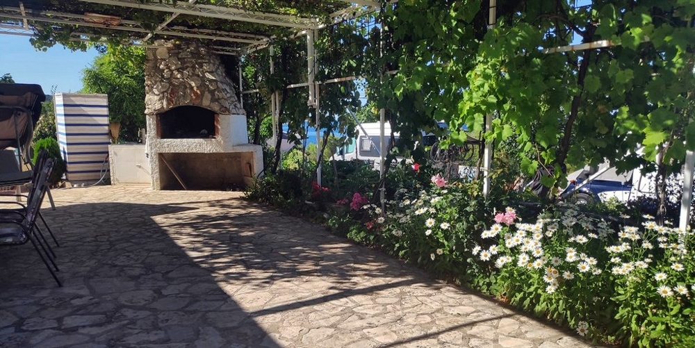 Wrażenia z tarasu śródziemnomorskiego z grillem.