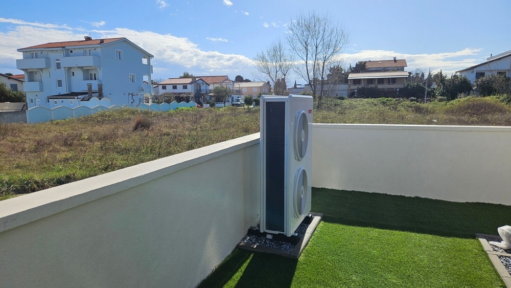 Nowoczesna willa z widokiem na basen i morze w regionie Zadar.