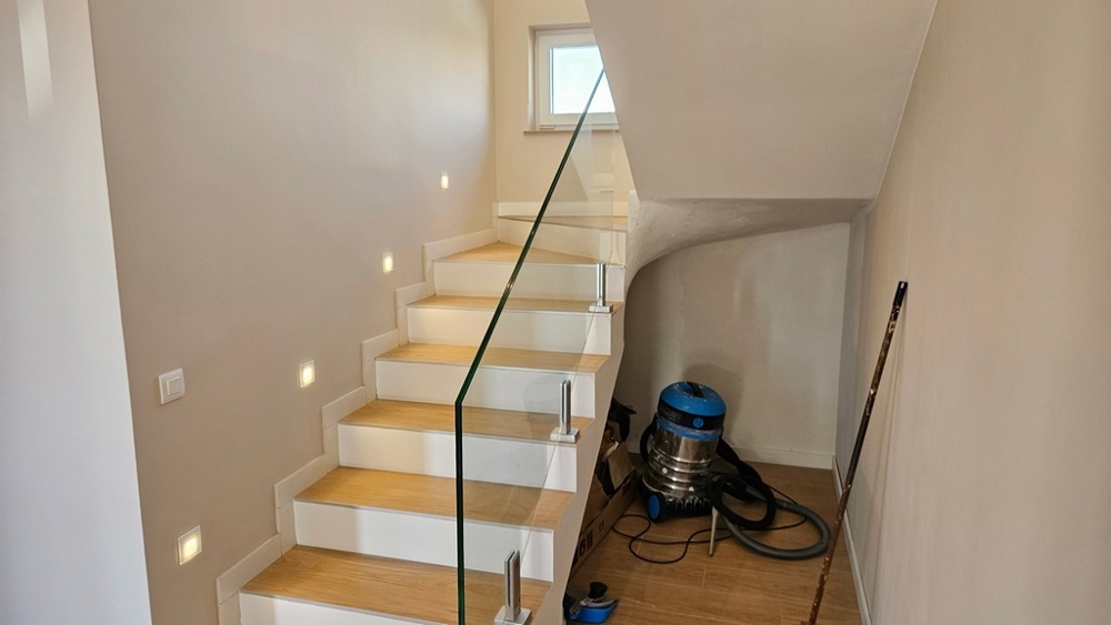 Widok z górnej willi na drugą część willi.