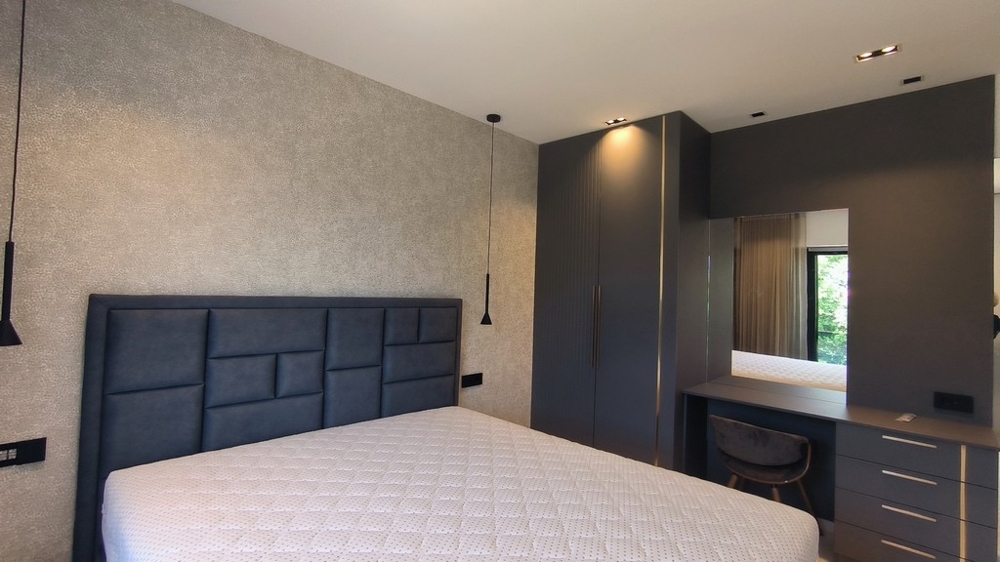 Sypialnia z dużym łóżkiem i nowoczesnym designem