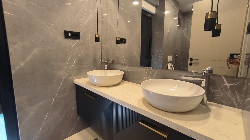 Luksusowa łazienka z dwoma umywalkami i marmurowymi płytkami