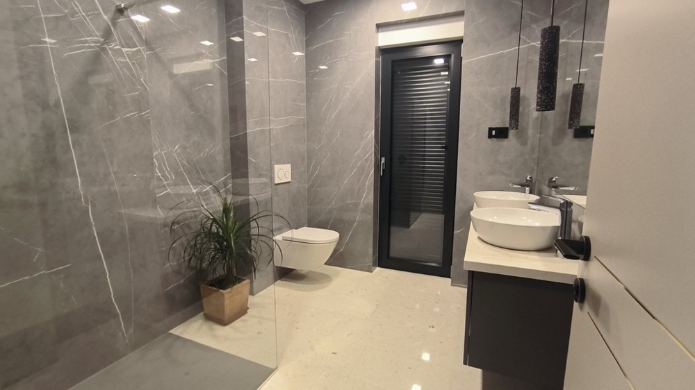 Przestronna łazienka z kabiną prysznicową i podwójną umywalką