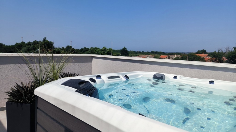 Jacuzzi na tarasie na dachu nieruchomości H2641 w Chorwacji.