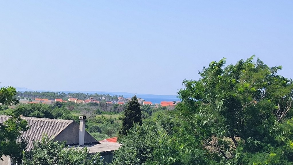 Widok z tarasu na dachu na morze i okolicę