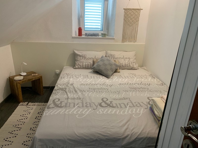 Sypialnia z oknem i meblami