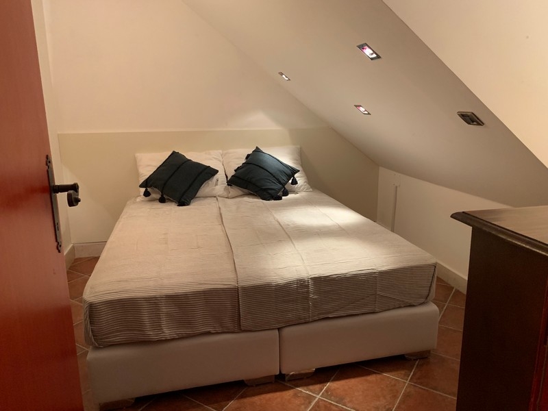 Sypialnie z podwójnym łóżkiem i oświetleniem