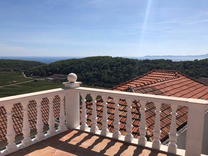 Piękne tarasy z widokiem na morze i góry