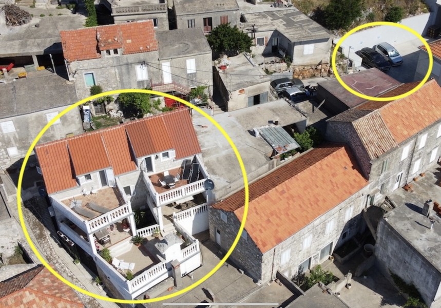 2 domy w zabudowie bliźniaczej wraz z miejscem postojowym na 3 samochody