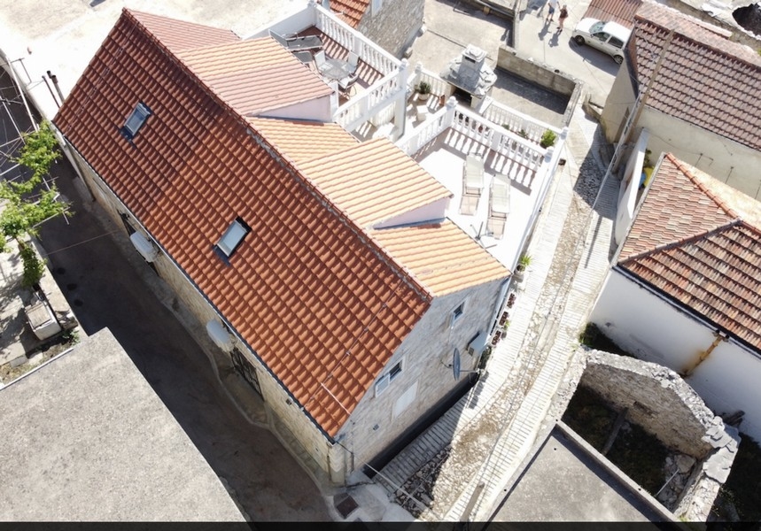 Kup kamienny dom wybudowany w 2013 roku i odnowiony w 2022 roku w Cara na wyspie Korcula