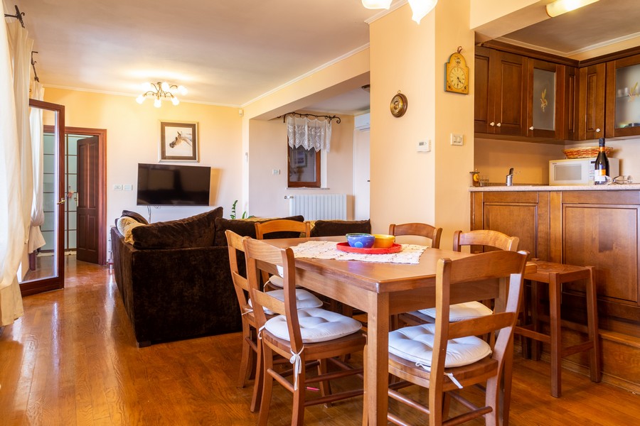 Jadalnia i kuchnia w stylu wiejskim z drewna wiśniowego.