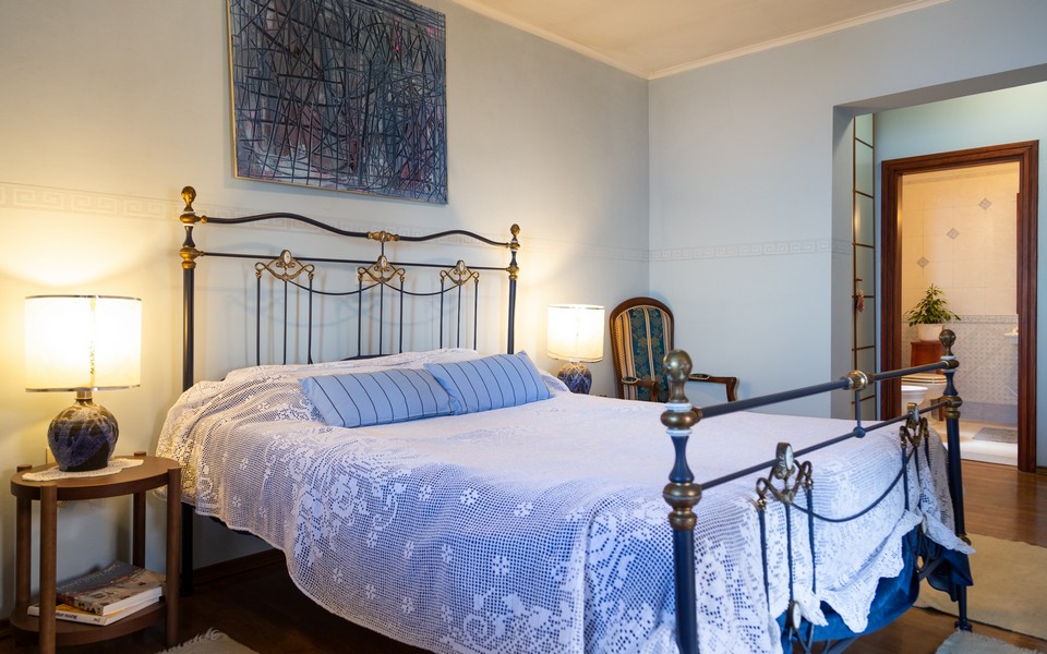 Sypialnia z wygodnym podwójnym łóżkiem.