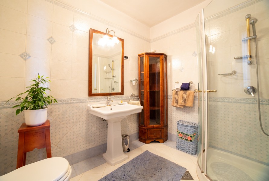 Łazienka z prysznicem w Willi H2645.