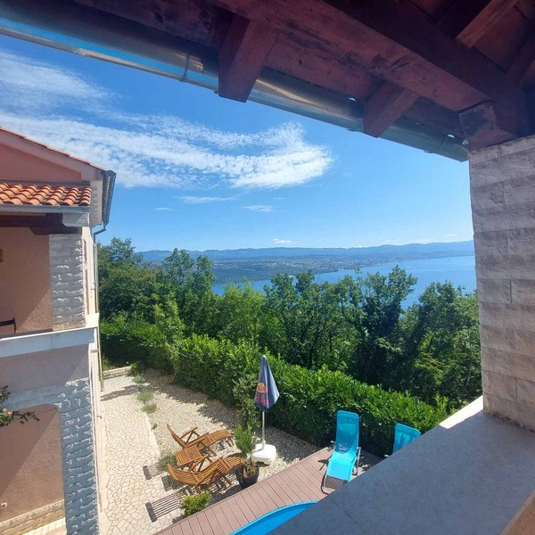 Grill grillowy z tarasem przy basenie.