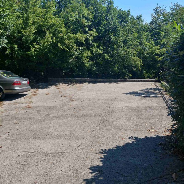 Miejsca parkingowe na zewnątrz willi.