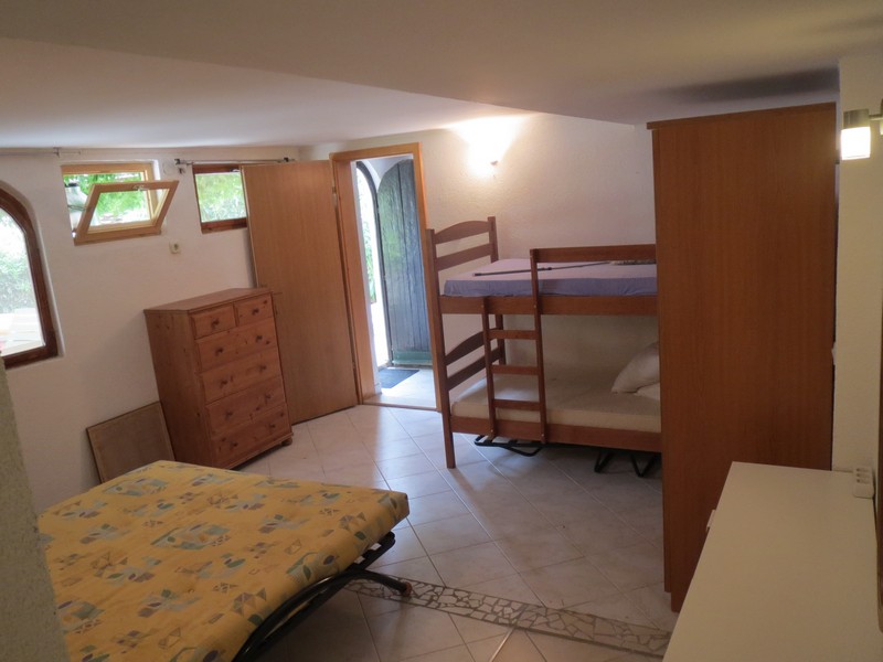 Sypialnia z widokiem na okolicę.