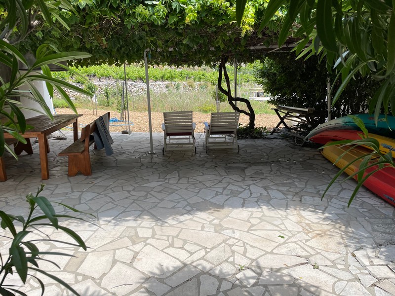 Taras domu H2653, który znajduje się w małym chorwackim miasteczku nad morzem.