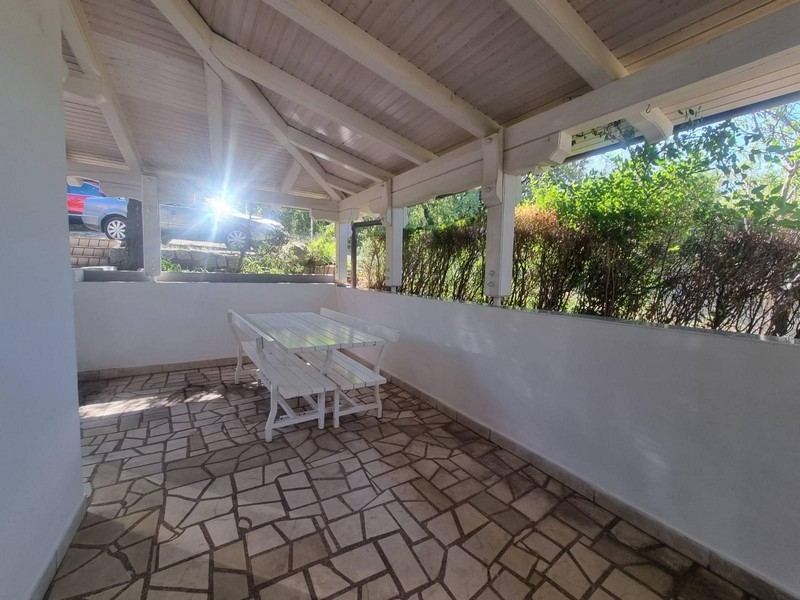 Zadaszony taras śródziemnomorskiej nieruchomości H2664 w Chorwacji niedaleko Novi Vinodolski.