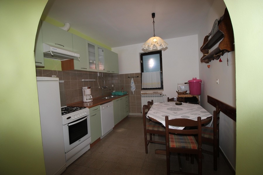 Kuchnia i jadalnia w domu H2664 w Chorwacji.