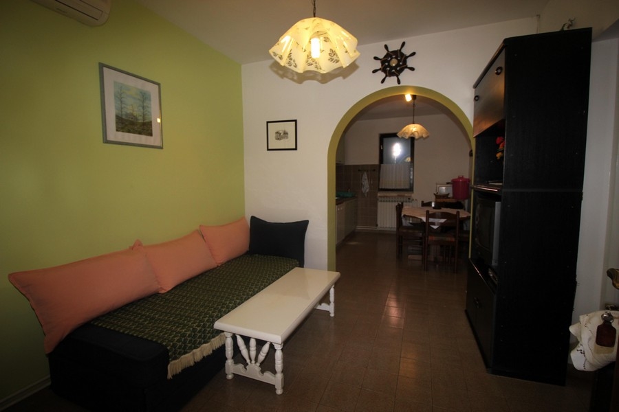 Część dzienna z kanapą.