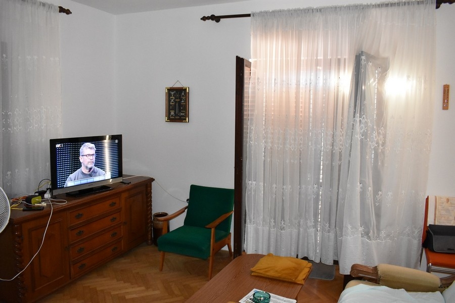 Część dzienna z telewizorem.