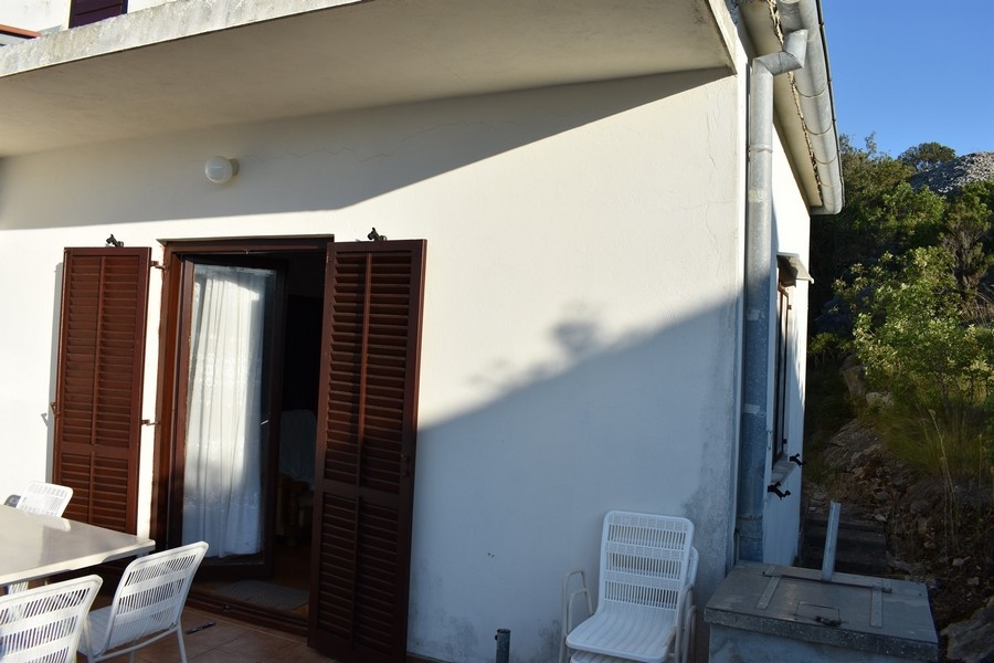 Taras i fasada domu na wyspie Iz, Chorwacja.