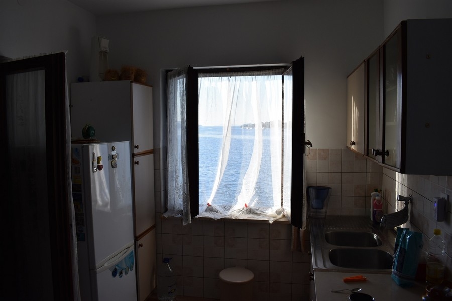 Widok z kuchni na morze.