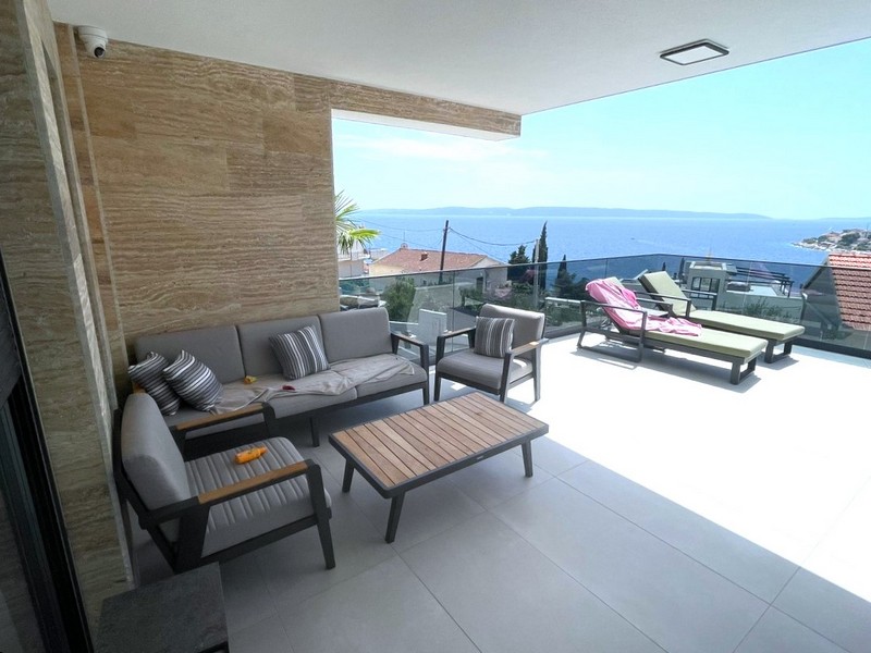 Taras z wygodnymi meblami ogrodowymi w Chorwacji - Panorama Harcerska.