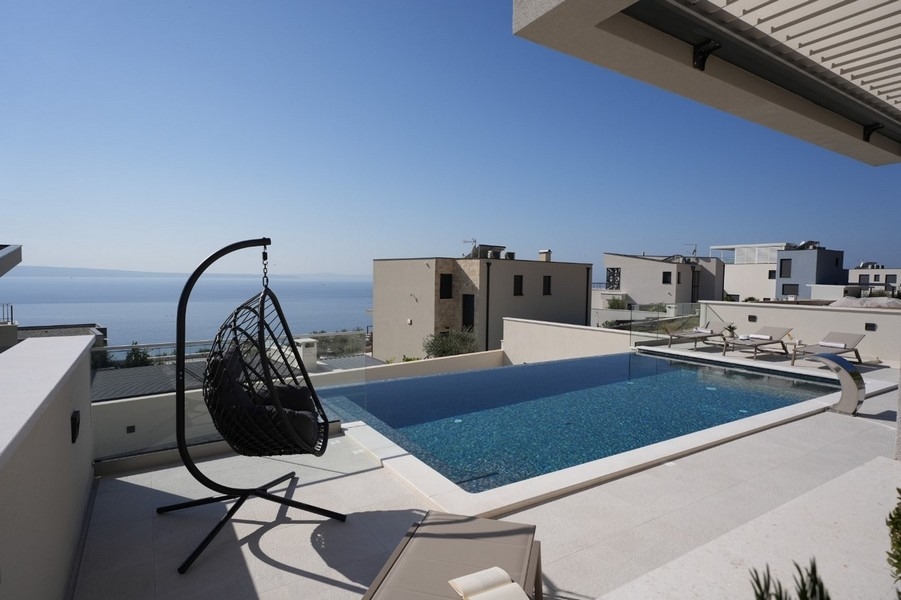 Nowoczesna willa z widokiem na morze na sprzedaż w Splicie w Chorwacji.