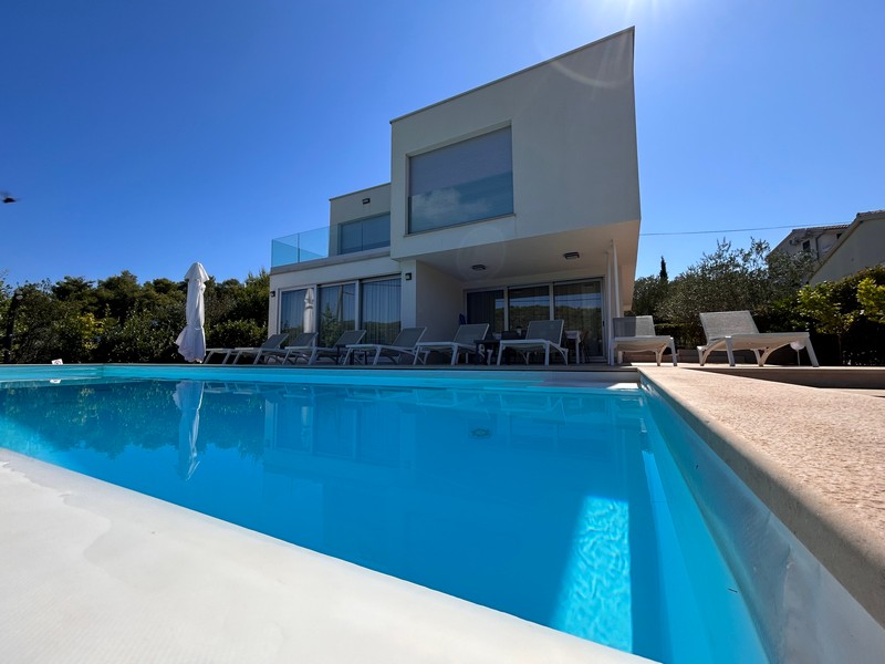 Basen willi H2681, która jest na sprzedaż w Chorwacji na wyspie Ugljan.