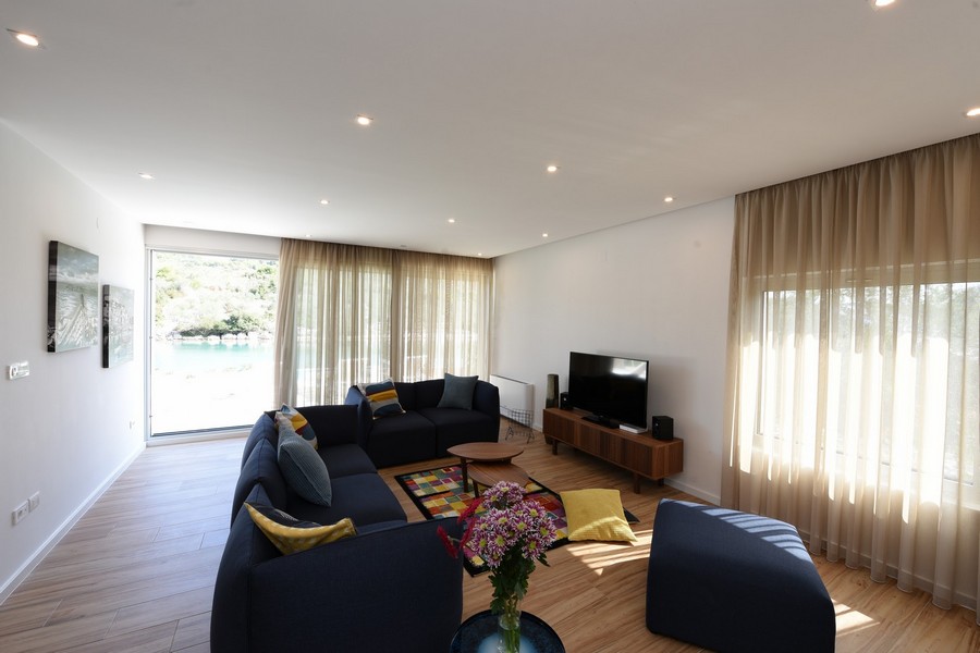 Pokój dzienny z eleganckimi meblami we wnętrzu willi.