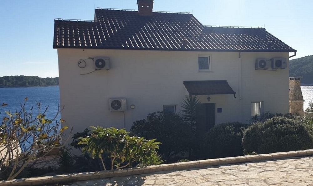 Tył willi H2684 w Chorwacji - Panorama harcerska.