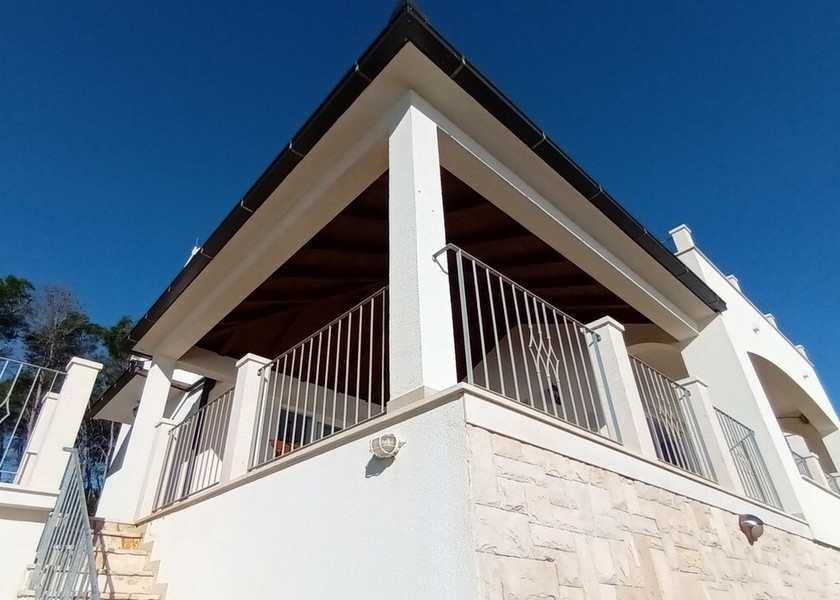 Willa H2684 na południu wyspy Korcula - widok na fasadę posesji.