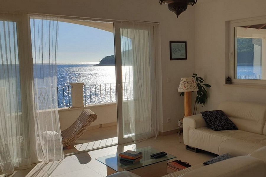 Piękny salon z cudownym widokiem na morze i okolicę.