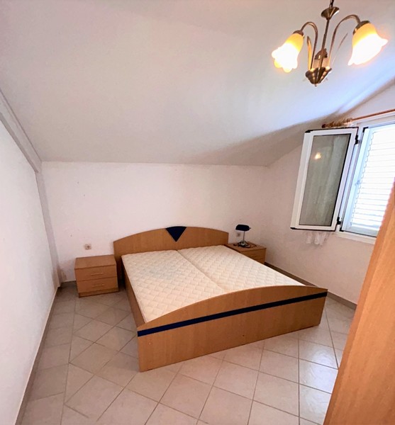 Sypialnia z podwójnym łóżkiem.