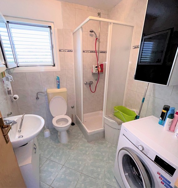 Prosta łazienka z prysznicem.