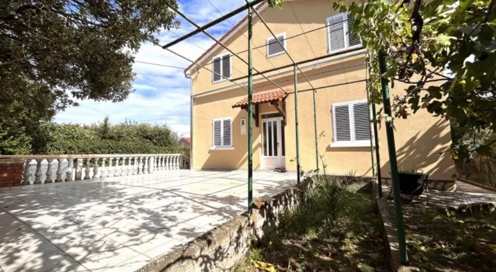 Piękny dom ze stołem do tenisa stołowego w ogrodzie - nieruchomość H2686 w Chorwacji.