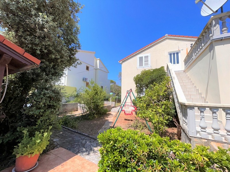 Ogród i elewacja posesji H2686.