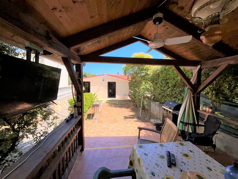 Pawilon w ogrodzie posesji H2686 na wyspie Ugljan w Chorwacji.