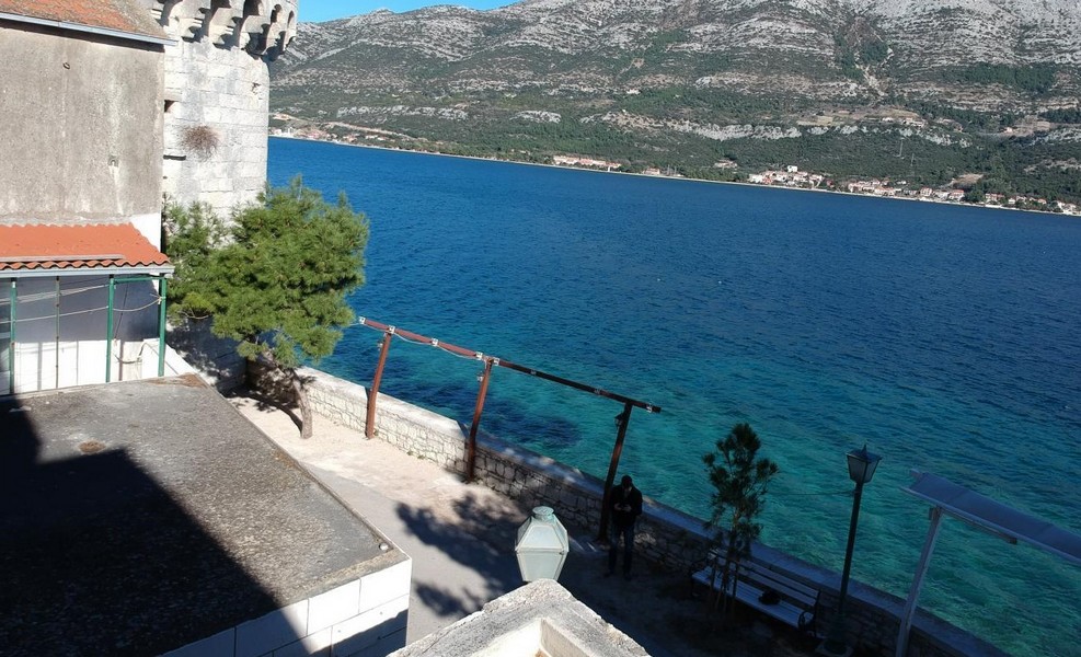 Ta zabytkowa kamienica w Chorwacji położona jest tuż nad morzem.