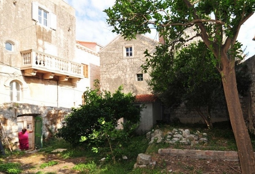 Ogród na podwórku posesji H2688 w Chorwacji na wyspie Korcula.