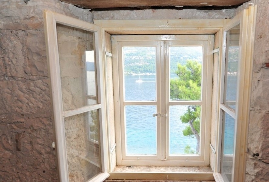 Widok na morze ze starej kamienicy H2688 na wyspie Korcula w Chorwacji - Panorama harcerska.