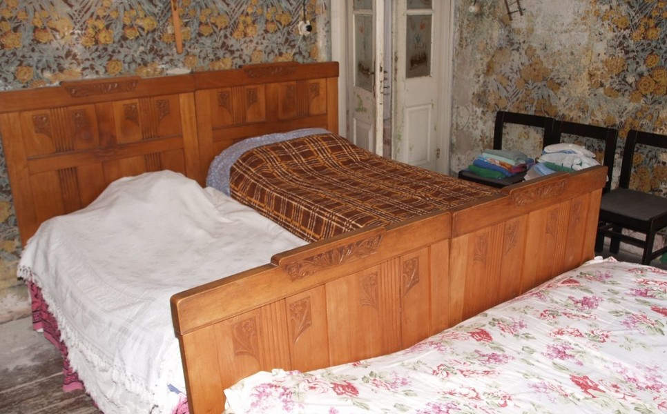 Sypialnia starej kamienicy w Chorwacji H2688 w Korculi.