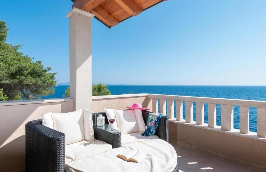 Taras z panoramicznym widokiem na morze w Chorwacji.