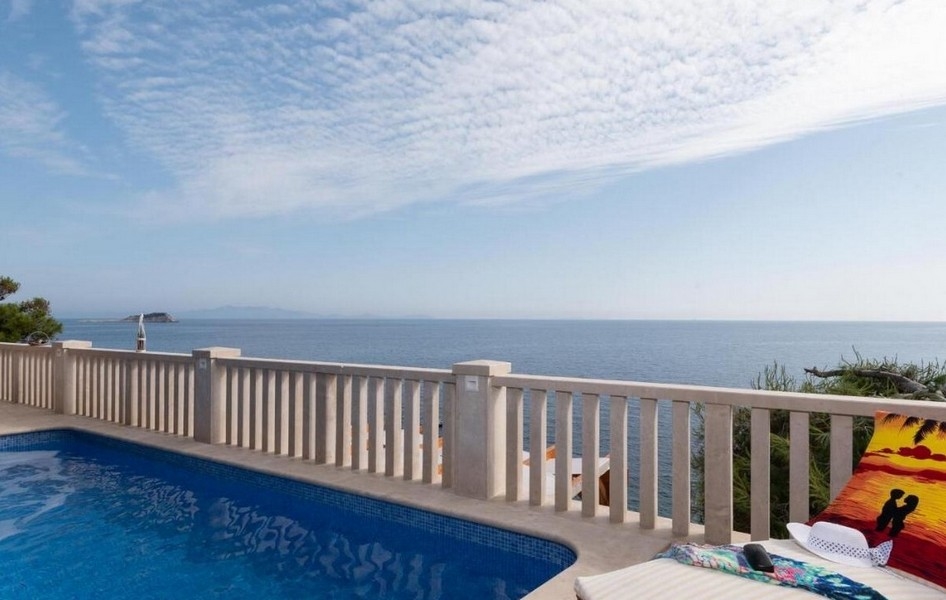 Basen i taras bezpośrednio nad morzem.