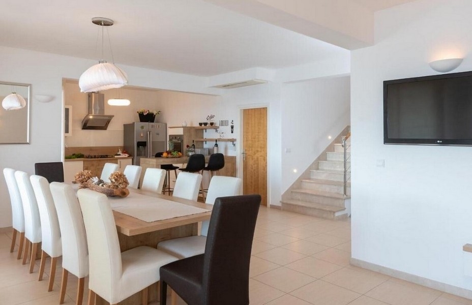 Widok na nowoczesną i jasną jadalnię posesji.