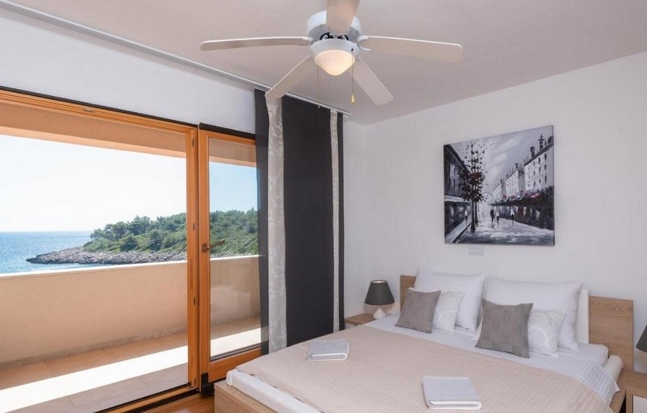 Atrakcyjna sypialnia ma widok na morze i malowniczą zatokę.