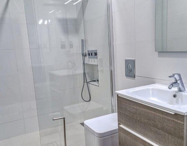 Łazienka z prysznicem.